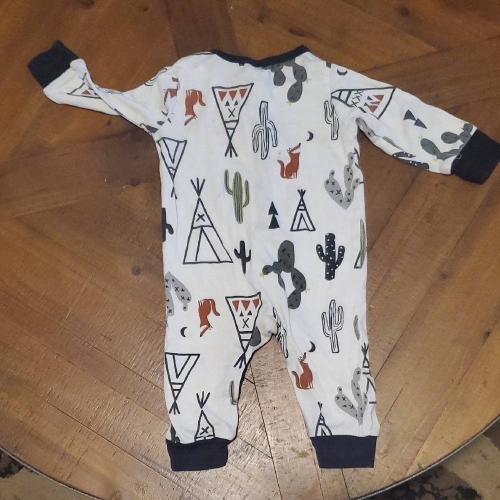 🐻     Gerber White and Black One Piece Footies with Geometric Pattern - Picture 3 of 3